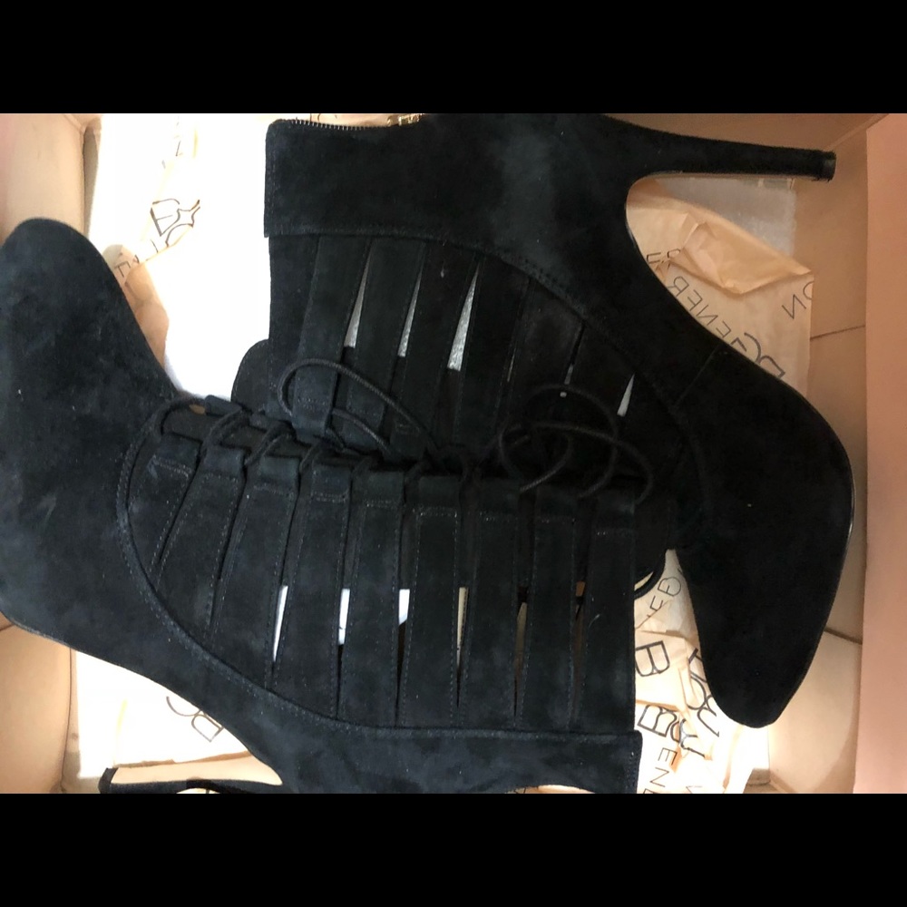 Woman’s Bootie~suede